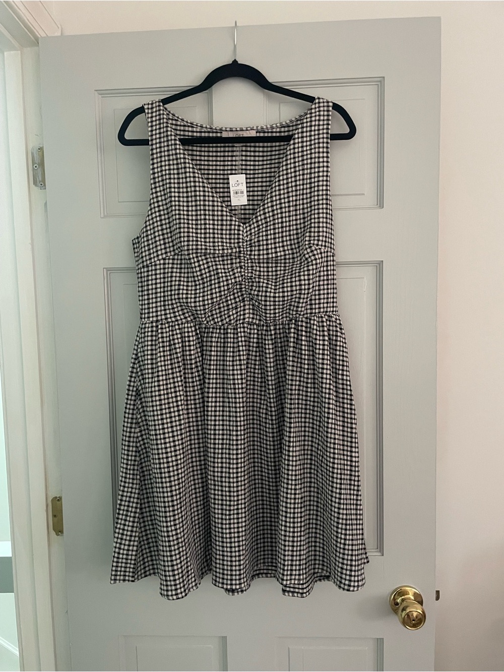 Ann Taylor LOFT Sleeveless black & white Gingham Ruched Mini Pocket V Neck 
Dres